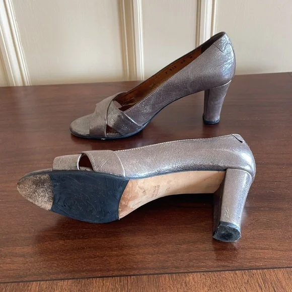Taryn Rose Metallic Pumps, Size 39 - Picture 4 of 9